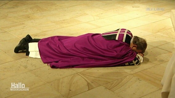 Ein Pastor bittet auf dem Boden um Vergebung. © Screenshot 