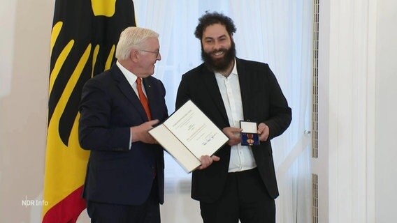 Dominik Bloh (GoBanyo) wird von Frank-Walter Steinmeier das Bundesverdienstkreuz verliehen. © Screenshot 
