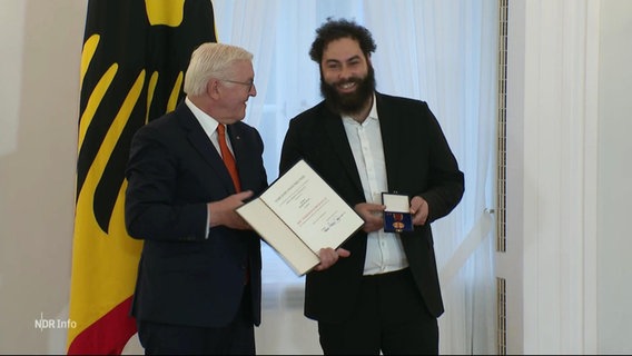 Bundesverdienstkreuz für Dominik Bloh. © Screenshot 