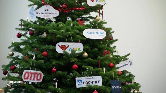 Ein Weihnachtsbaum, an dem die Namen bekannter Unternehmen aus Hamburg hängen. © Screenshot 