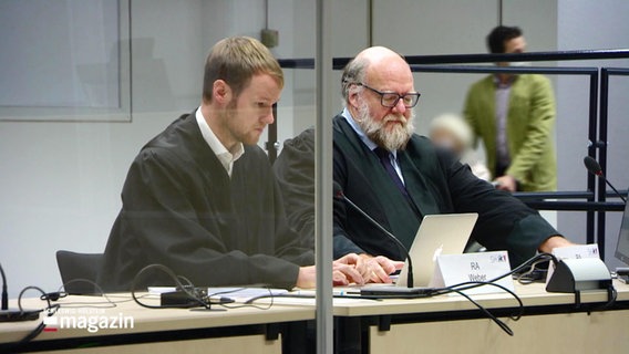 Rechts der Verteidiger im Stutthof-Prozess. © Screenshot 