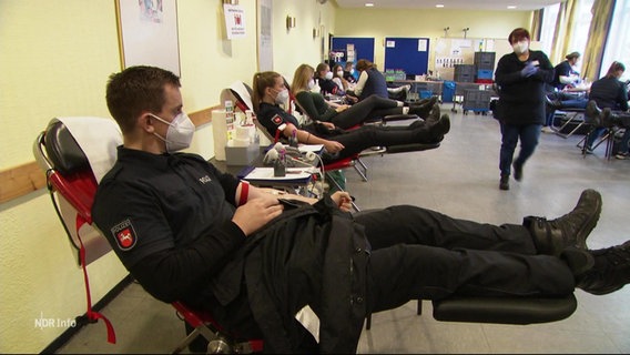 Polizeibeamte beim Blutspenden. © Screenshot 