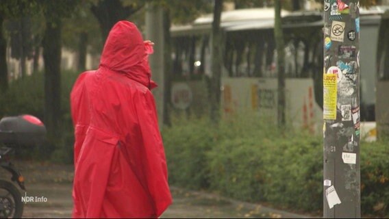 Eine Person mit einer roten Regenjacke. © Screenshot 
