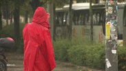 Eine Person mit einer roten Regenjacke. © Screenshot 