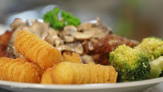 Gefülltes Schnitzel mit Brokkoli und Kroketten © Screenshot 