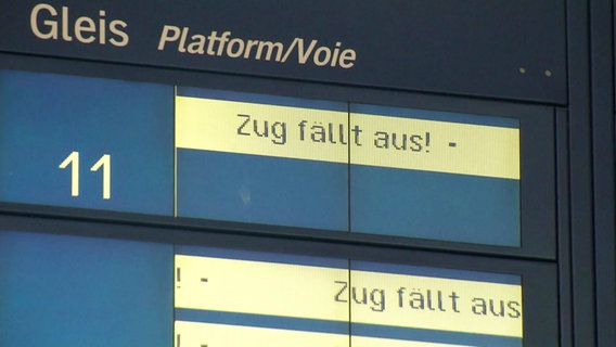 Eine Abfahrtstafel der Deutschen Bahn die anzeigt, dass ein Zug ausfällt © Screenshot 