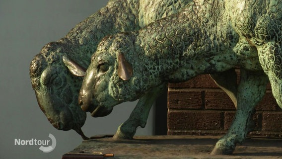 Eine Metallskulptur aus zwei Schafen. © Screenshot 