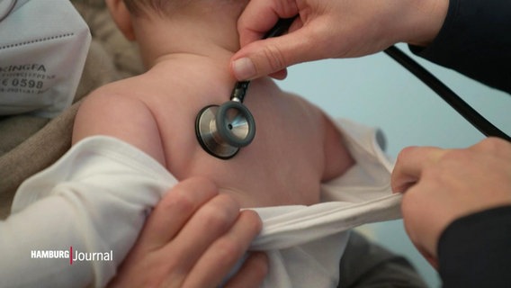 Ein Baby wird am Rücken mit einem Stethoskop abgehört. © Screenshot 