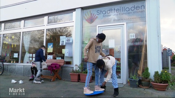 Spielende Kinder vor dem Stadtteilladen in Bremervörde. © Screenshot 