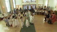 Kinder in weißen Kleiderin proben für das Luciafest. © Screenshot 