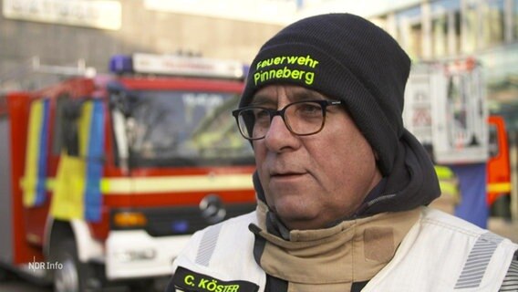 Ein Feuerwehrmann aus Pinneberg spricht in die Kamera. © Screenshot 
