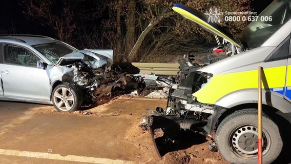 Ein zerstörter PKW sowie ein zerstörter Streifenwagen stehen sich gegenüber. © Screenshot 