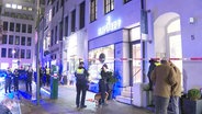 Mehrere Polizisten vor einem Juwelier in der Hamburger Innenstadt. © Screenshot 
