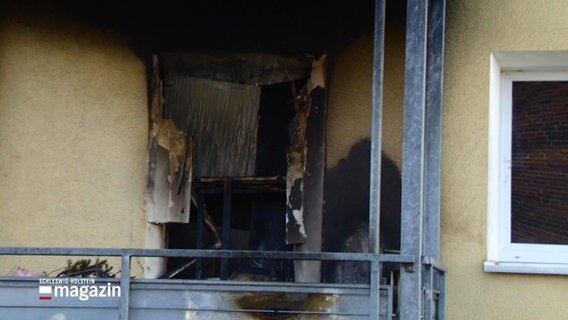 Eine durch einen Brand zerstörte Balkontür. © Screenshot 