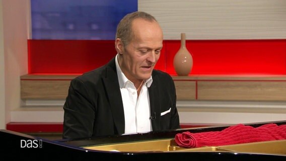 Pianist Joa Wendt sitzt am Flügel im DAS!-Studio © Screenshot 