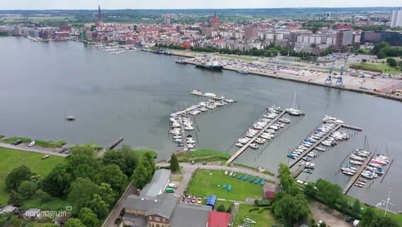 Der Rostocker Stadthafen aus der Vogelperspektive. © Screenshot 