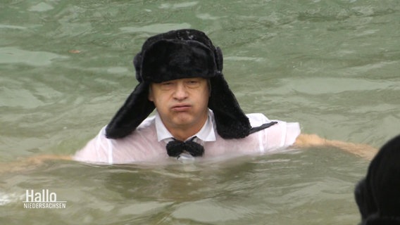 Ein Schwimmer mit dicker Mütze auf dem Kopf im Kanal © Screenshot 