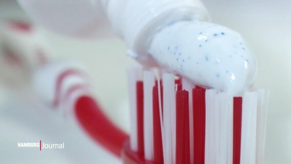 Zahnpasta auf einer Zahnbürste. © Screenshot 