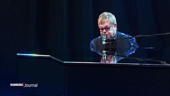 Elton John am Klavier. © Screenshot 