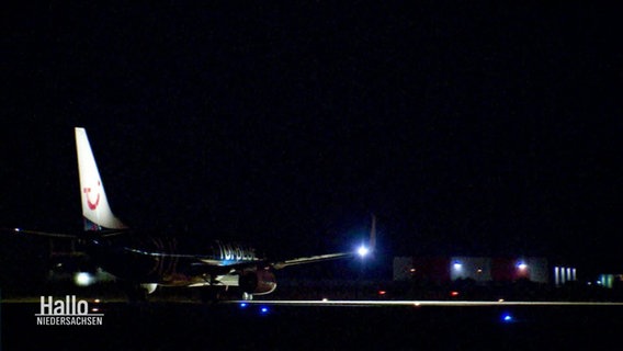 Ein Flugzeug setzt bei Nacht zum Flug an © Screenshot 