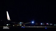 Ein Flugzeug setzt bei Nacht zum Flug an © Screenshot 
