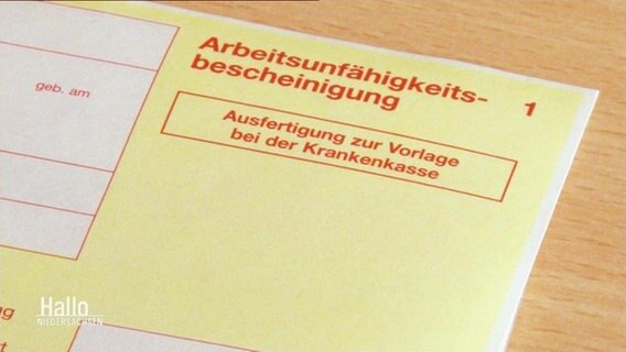 Eine auf gelben Papier gedruckte Krankschreibung © Screenshot 