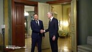 Bundeswirtschaftsminister Habeck und der norwegische Ministerpräsident Stoere geben sich die Hand. © Screenshot 