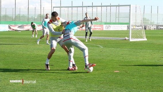 Zwei Spieler des FC St. Pauli kämpfen im Training um den Ball. © Screenshot 