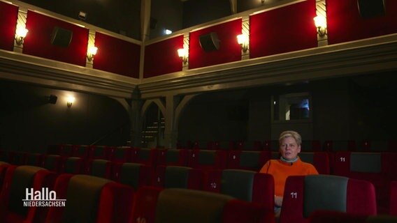 Telke Reeck sitzt im Kinosaal des Kinos Méliès. Das innere der alten Kirche wurde mit roten Samtsitzen ausgestattet. © Screenshot 