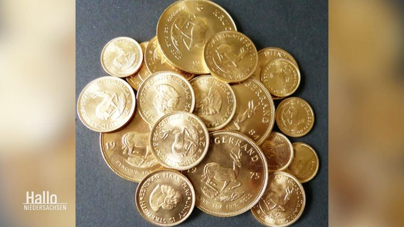 Münzen liegen auf einem Tisch. © Screenshot 