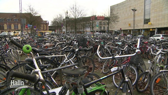 Fahrräder am Bahnhof in Osnabrück, noch ohne das neue Fahrradparkhaus © Screenshot 