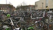Fahrräder am Bahnhof in Osnabrück, noch ohne das neue Fahrradparkhaus © Screenshot 