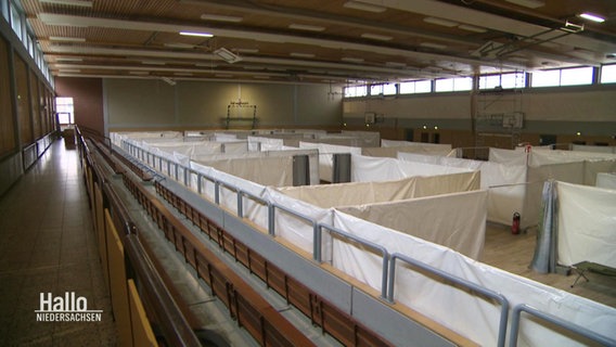 In der Weser-Sporthalle wurden Bereiche abgetrennt und Betten aufgebaut, um als Flüchtlingsunterkunft zu dienen. © Screenshot 