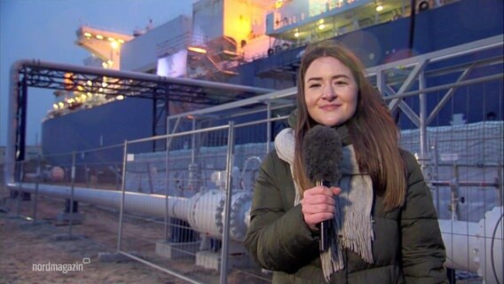 NDR Reporterin Lena-Marie Walter vor einem großen Schiff in Lubmin. © Screenshot 