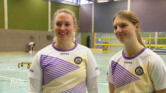 Christin Gerecke und Lisa Helmuth vom Roundnet-Team "Wilde Hilde". © Screenshot 