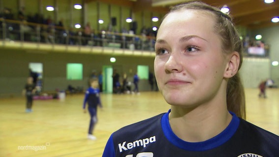 Die Handballerin Pauline Engfer gibt ein Interview in der Halle. © Screenshot 