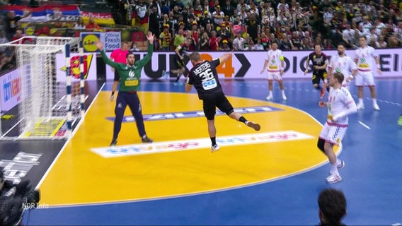 Ein Handballspieler der deutschen Mannschaft wirft einen Ball auf das serbische Tor. © Screenshot 