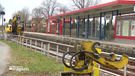 An einer S-Bahn Haltestelle haben die Bauarbeiten für eine neue Verbindung begonnen. © Screenshot 