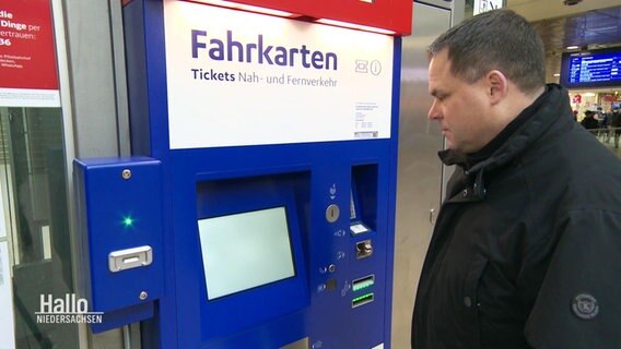 Ein Mann vor einem Fahrkartenautomaten. © Screenshot 
