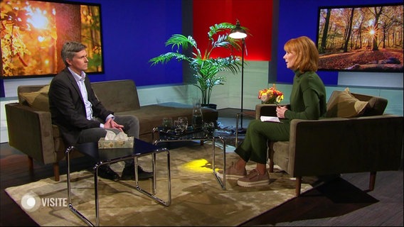 zwei Personen in Sesseln sitzend in einer Interview-Situation © Screenshot 