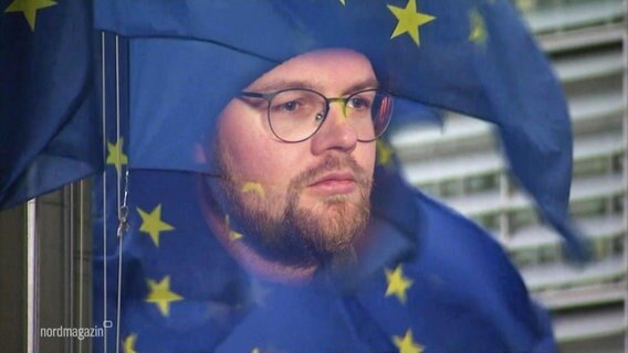 Paul-Joachim Timm vor einer Europa Flagge © Screenshot 