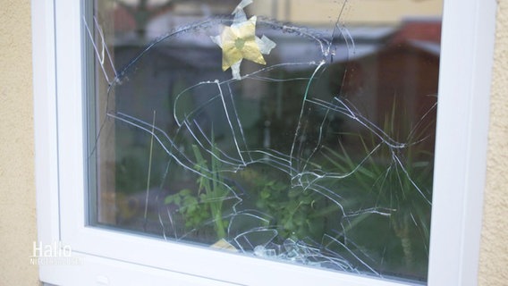 Regelmäßig werden die Anwohner in Kronsberg Opfer von Vandalismus, wie hier eine zerbrochene Fensterscheibe zeigt. © Screenshot 