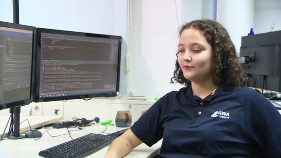 Eine brasilianische Fachinformatikerin an ihrem Computer-Arbeitsplatz in Stralsund. © Screenshot 