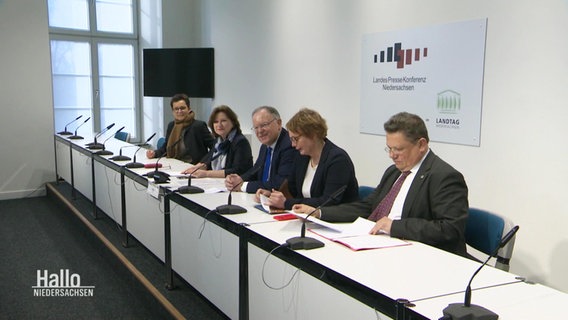 Ministerpräsident Stephan Weil und seine designierten MinisterInnen Daniela Behrens und Andreas Philippi (alle SPD) bei einer Pressekonferenz. © Screenshot 