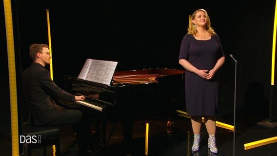 Sopranistin Rachel Willis-Sørensen steht im DAS!-Studio und singt. Am Flügel: Volker Kraft. © Screenshot 