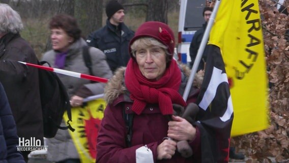 Eine Frau mit einer "Atomkraft? Nein, Danke"- Flagge. © Screenshot 