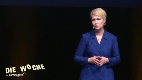 Manuela Schwesig hält eine Rede und formt mit beiden Händen eine Raute. © Screenshot 