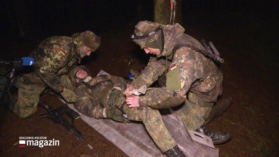 Männer in Tarnkleidung üben einen militärischen Einsatz. © Screenshot 