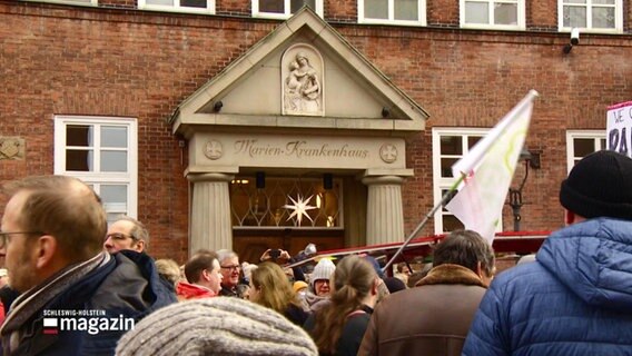 Menschen demostrieren vor dem Marienkrankenhaus in Lübeck. © Screenshot 