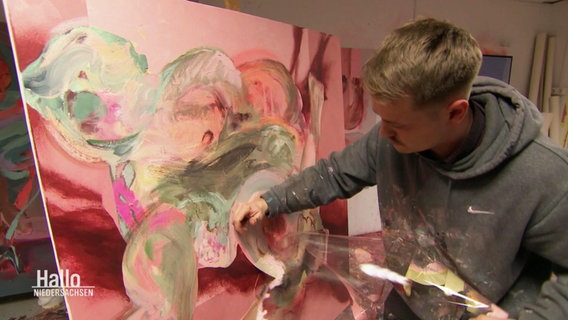 Ein junger Maler arbeitet an seinem Bild. © Screenshot 
